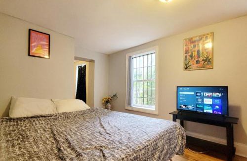 Downtown Baltimore House | Budget Bed Room near Downtown Inner Harbor w Free Parking