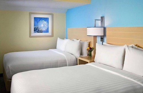 Newark Hotel | Budget-Friendly Getaway! 2 Modern Units, Pet-Friendly, with Free Breakfast