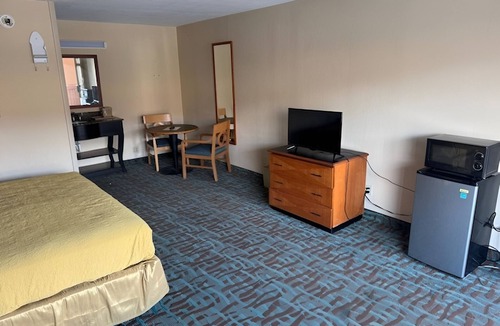 Harriman Hotel | Budget-Friendly King Room with Free Parking & Bfast – Convenient I-40 Location