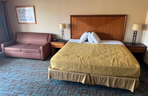 Harriman Hotel | Budget-Friendly King Room with Free Parking & Bfast – Convenient I-40 Location