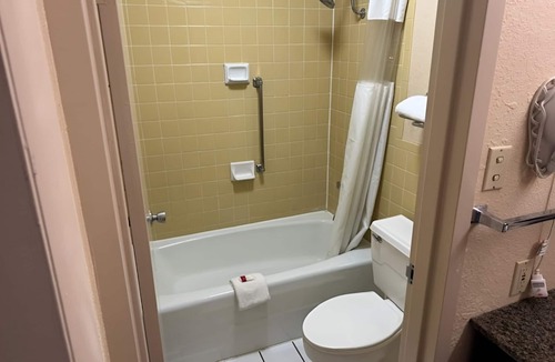 Harriman Hotel | Budget-Friendly King Room with Free Parking & Bfast – Convenient I-40 Location