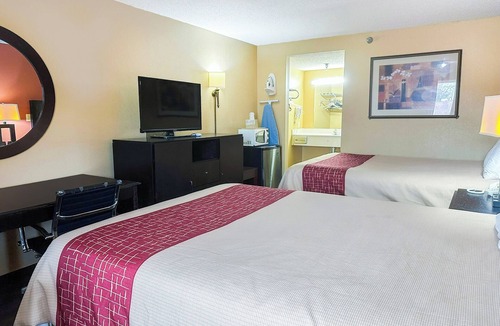 Mount Berry Hotel | Budget-Friendly Queen Room Perfect for Leisure Travelers Passing Through