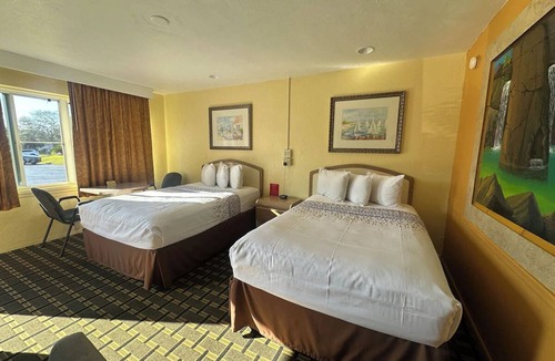 Daytona Beach Hotel | Budget-Friendly Room with 2 Queen Beds – Close to Daytona’s Best Attractions