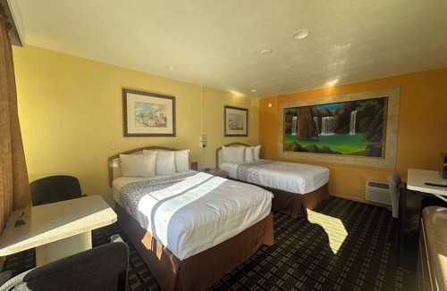 Daytona Beach Hotel | Budget-Friendly Room with 2 Queen Beds – Close to Daytona’s Best Attractions
