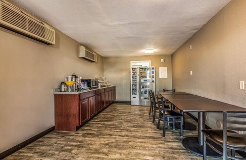 West Memphis Hotel | Budget-Friendly Room with All You Need for a Comfy Memphis Visit | Free Parking
