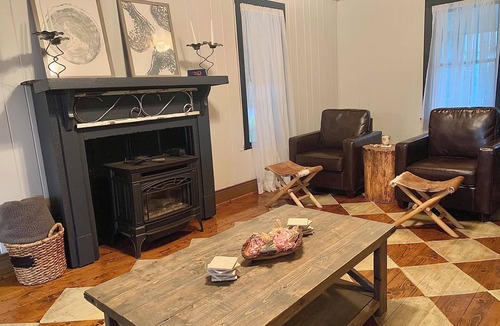 Ellijay Cottage | Bumble Bee Cottage downtown historic Ellijay walk to dinner and much more