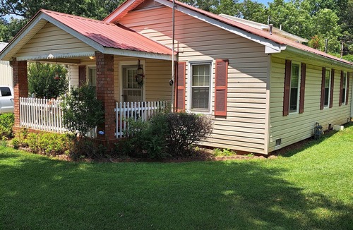 Flowery Branch House | Bungalow 3 minutes to the lake and boat ramp