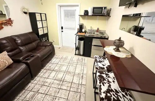 University Apartment | Bush gardens, Adventure Island, University Mall, Restaurants, 5 minutes