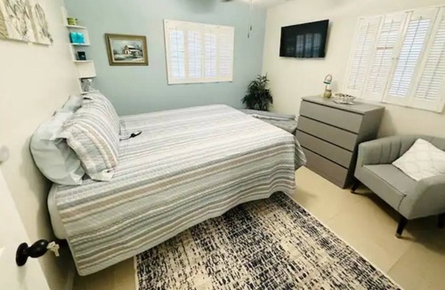 University Apartment | Bush gardens, Adventure Island, University Mall, Restaurants, 5 minutes