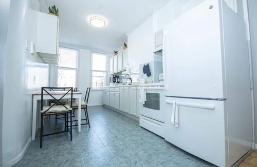 Queens Apartment | Bushwick King Bed Remote Office 4 Beds 20 Mins to Manhattan 24