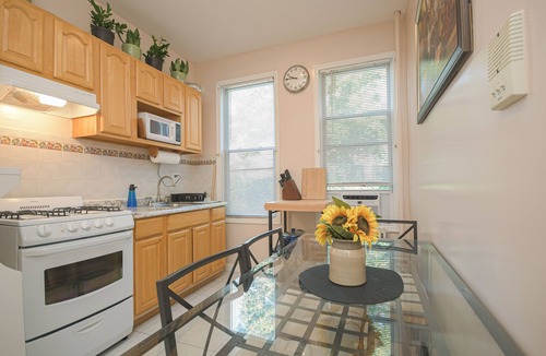 Bushwick Apartment | Bushwick King Bed Remote Office 4 Beds 20 Mins to Manhattan