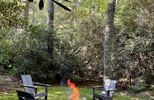 Mirror Lake Cottage | Button Cottage - cozy 2 bed 2 bath home in the heart of Mirror Lake!