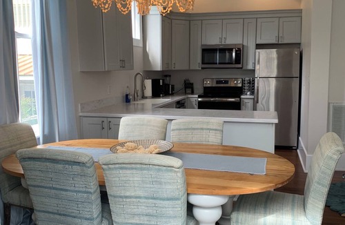 Savannah Victorian District Apartment | By Forsyth Park, W/King Bed +New Bath & Kitchen!