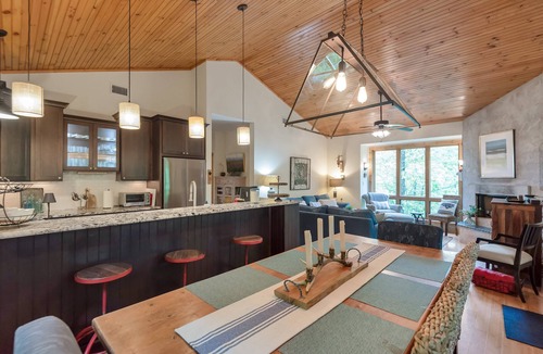 West Jefferson Cottage | By The New River - Hot Tub - Fireplace - Covered Porch