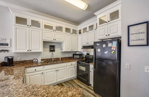 El Centro Beach Condo | C Dreams by Book That Condo