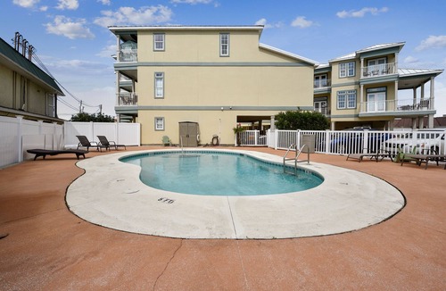 El Centro Beach Condo | C Dreams by Book That Condo