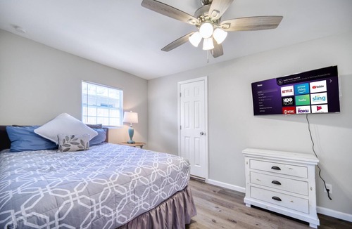 Jacksonville House | ~[C] Krispy Krashpad_Sleeps 5_Krispy Kreme~