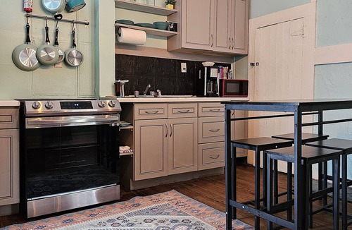 Cabbagetown Apartment | Cabbagetown, Free Wi-fi, Parking, 6 beds, Beltline
