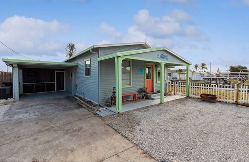 Flamingo Bay Cottage | Cabin ∙ 3 bedrooms ∙ 6 guests