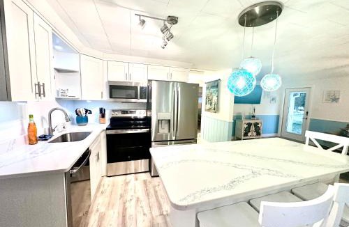 Spring Hill House | Cabin by the Sea - Waterfront Direct Gulf Access- Pontoon Boat Rental On Site or Bring Your Boat- Paddlecraft included