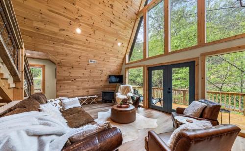 Sevierville House | Cabin Coco Resort Stay! Swim Spa, Views, Games