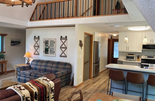 Gainesville House | Cabin on Lake Lanier, with 32 x 32 Deep Water Dock, Family Friendly- Sleeps 8