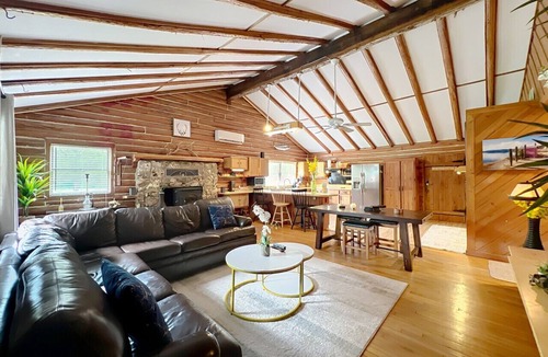 High Springs House | Cabin Retreat on 8.5 Acres – High Springs, FL
