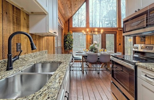 Sautee Nacoochee Cabin | Cabin w/OutdoorKitchen+Firepit+HotTub-8mn to Helen