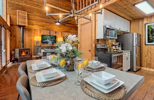 Sautee Nacoochee Cabin | Cabin w/OutdoorKitchen+Firepit+HotTub-8mn to Helen