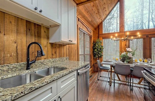 Sautee Nacoochee Cabin | Cabin w/OutdoorKitchen+Firepit+HotTub-8mn to Helen