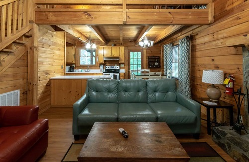 Pine Mountain Cabin | Cabin with a fire place in the woods