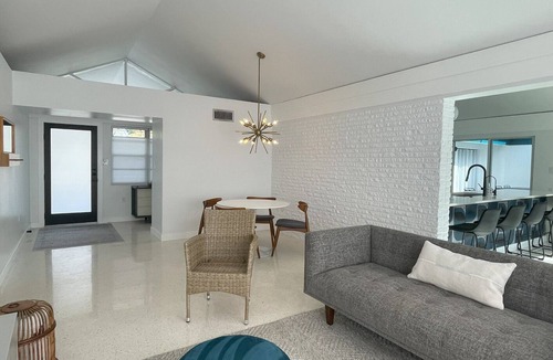 Harbor Hills House | Calm and Cozy Mid-Century Modern Retreat