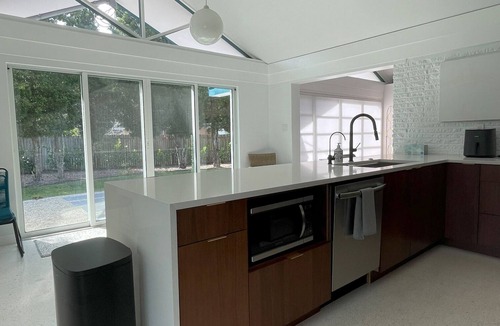 Harbor Hills House | Calm and Cozy Mid-Century Modern Retreat