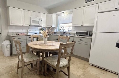 Olga Villa | Caloosahatchee Hideaway I, freshly updated, Family Friendly, Waterfront Home
