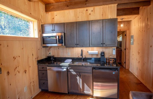 West Jefferson Cabin | Camp 4 Tiny Homes | #4 Mount Whitney | 1 Mi. to Downtown West Jefferson
