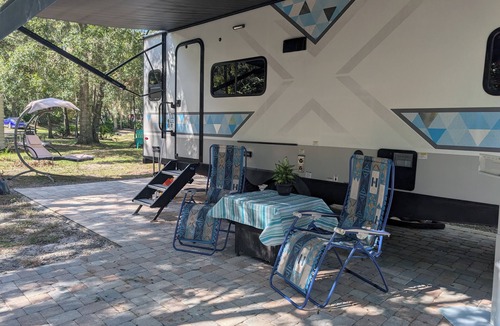 Crystal River RV Rental | Camp in the Sunshine in enchanting Crystal River , Resort Amenities, sleeps 4