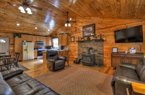 Turtletown Cabin | Campbell's Cozy Cabin | Fire Pit | Hot Tub | Grill