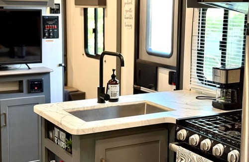 Downtown Zephyrhills House | Camper in Zephyrhills with Wi-Fi