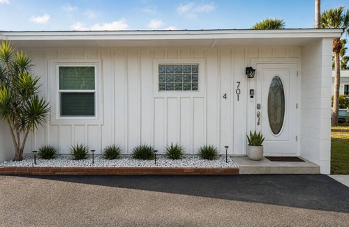 Whitney Beach Condo | Canal Front Bliss - Cozy 1-Bedroom Condo on Longboat Key