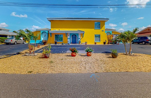 Caloosahatchee Condo | Canal-front condo with pool, boat slip, deck, central AC, & fast WiFi