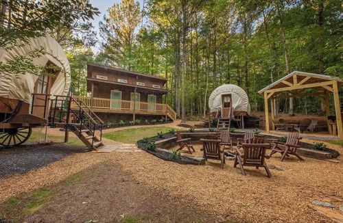 Benton House | Caney Creek Luxury Glamping Wagon Riverside Resort