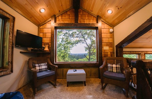 Blue Ridge Cabin | Canopy Blue Luxury Treehouse *hot tub, fire pit, swing bed, amazing views*