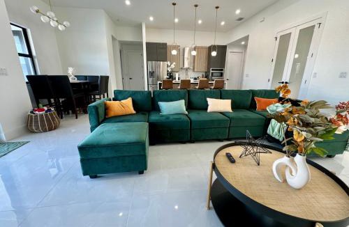 Diplomat House | Cape Coral home with pool and game room