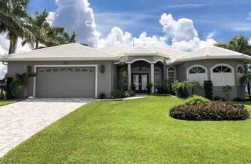 Caloosahatchee House | Cape Coral Luxurious Waterfront 4 Bedroom 3 Bath House- on Caloosahatchee River