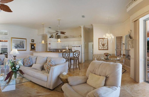 Pelican House | Cape Coral,Pelican, 3/2.5, Pool+REAL Hot Tub, BBQ, Hi-Speed WLAN Staycation Home