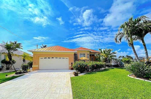 Pelican House | Cape Coral,Pelican, 3/2.5, Pool+REAL Hot Tub, BBQ, Hi-Speed WLAN Staycation Home