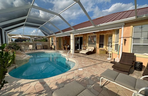 Pelican House | Cape Coral,Pelican, 3/2.5, Pool+REAL Hot Tub, BBQ, Hi-Speed WLAN Staycation Home