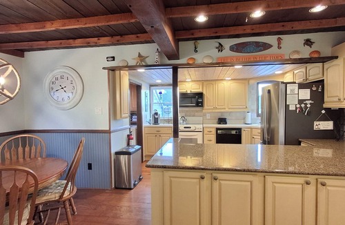 Villas House | Cape May/Walk to the Bay Beach/Pool/Hot Tub/2 Kings/Sleeps 14/DogsOK