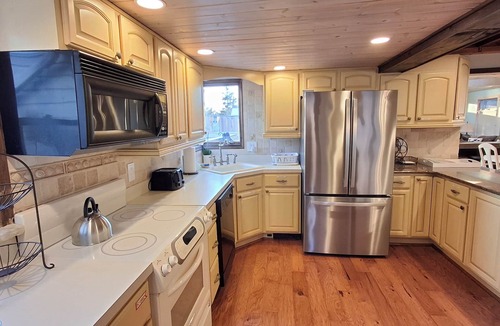 Villas House | Cape May/Walk to the Bay Beach/Pool/Hot Tub/2 Kings/Sleeps 14/DogsOK