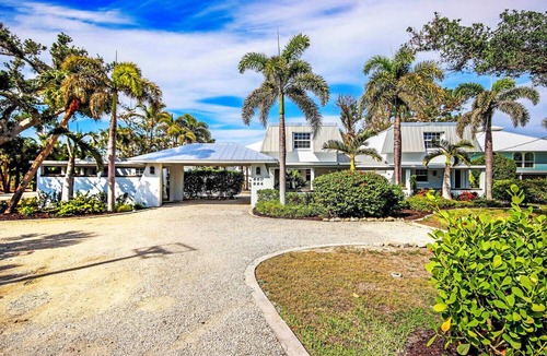 Shell Harbor House | Captain's Haven Sanibel, with Pergola on East End
